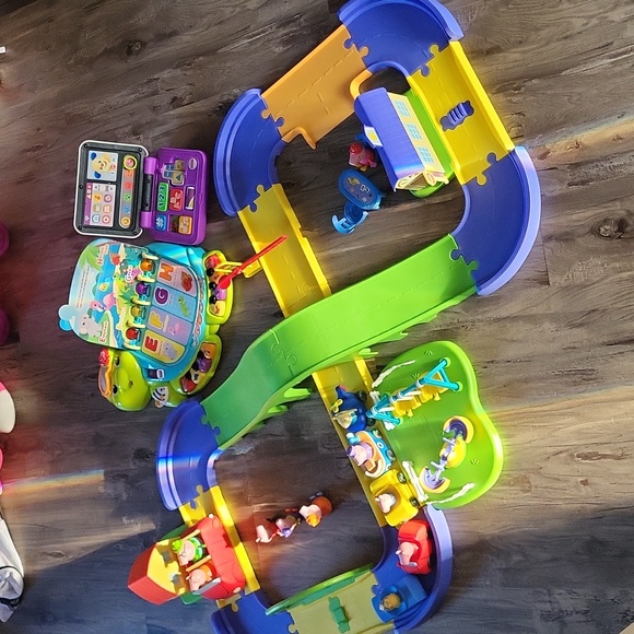 Peppers Pig All Around Town Car Set and Educational Toys - Picture 1 of 11